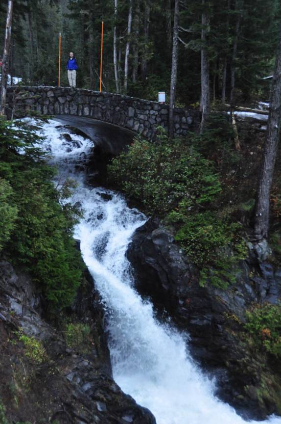 Atravessando rio encachoeirado no Mount Rainier National Park, no estado de Washington, oeste dos Estados Unidos